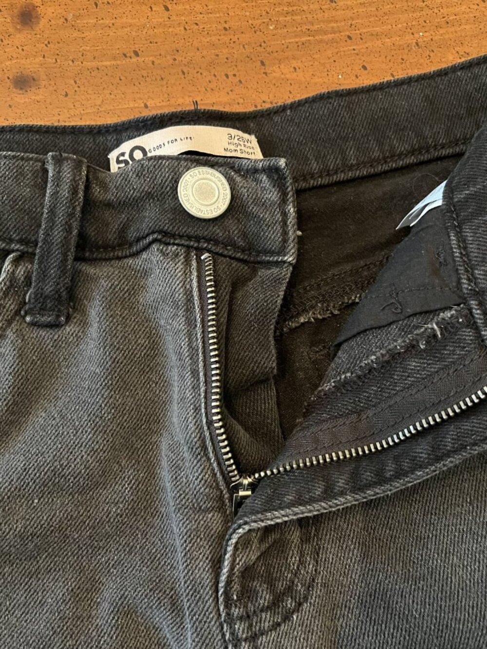 SO Two-Toned Black High Rise Frayed Hem Mom Jean Shorts - Size 3 - Picture 3 of 6